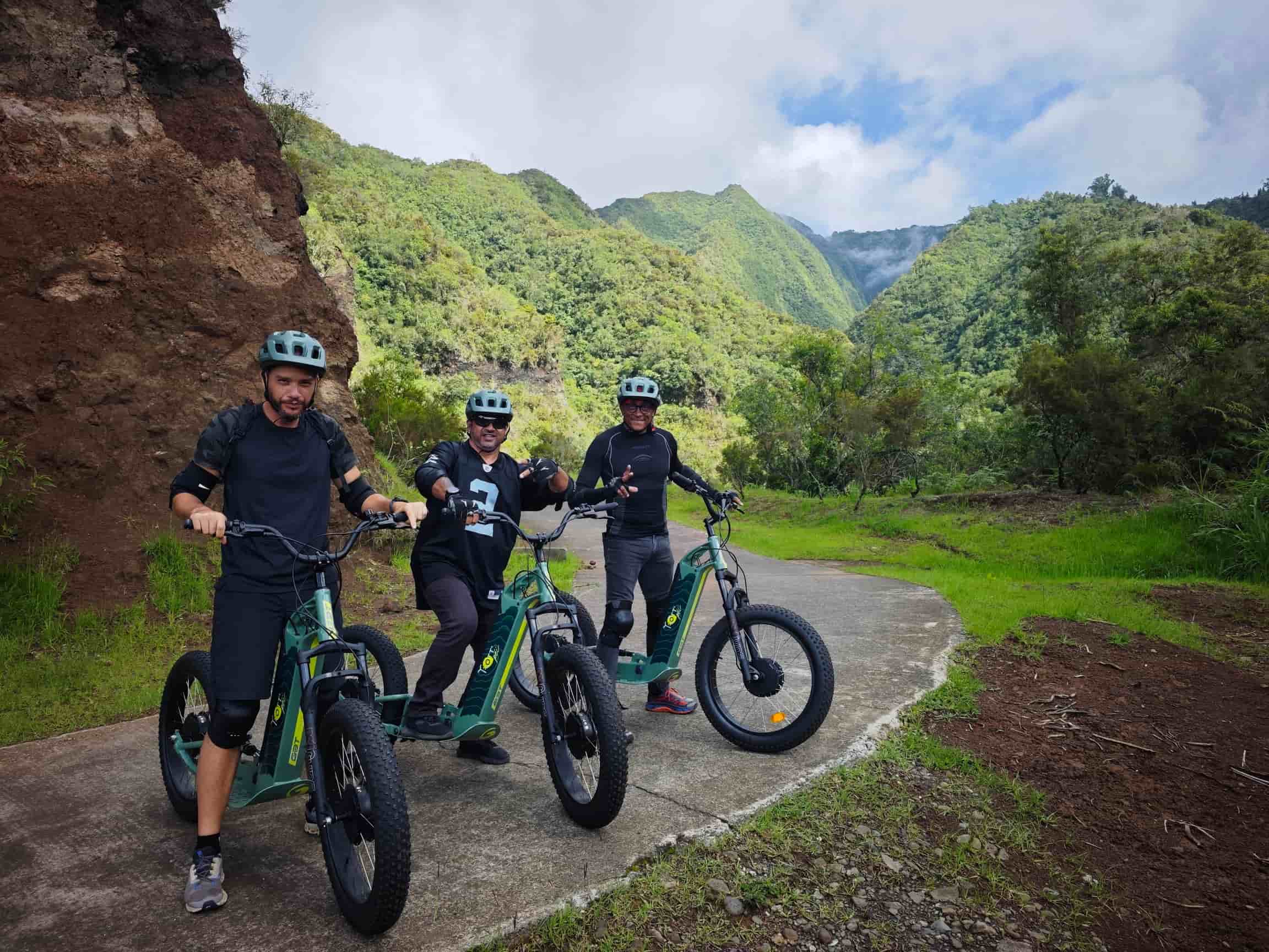 Activité nature à La Réunion en trottinette électrique tout-terrain avec TROTT’PÉI<br />
